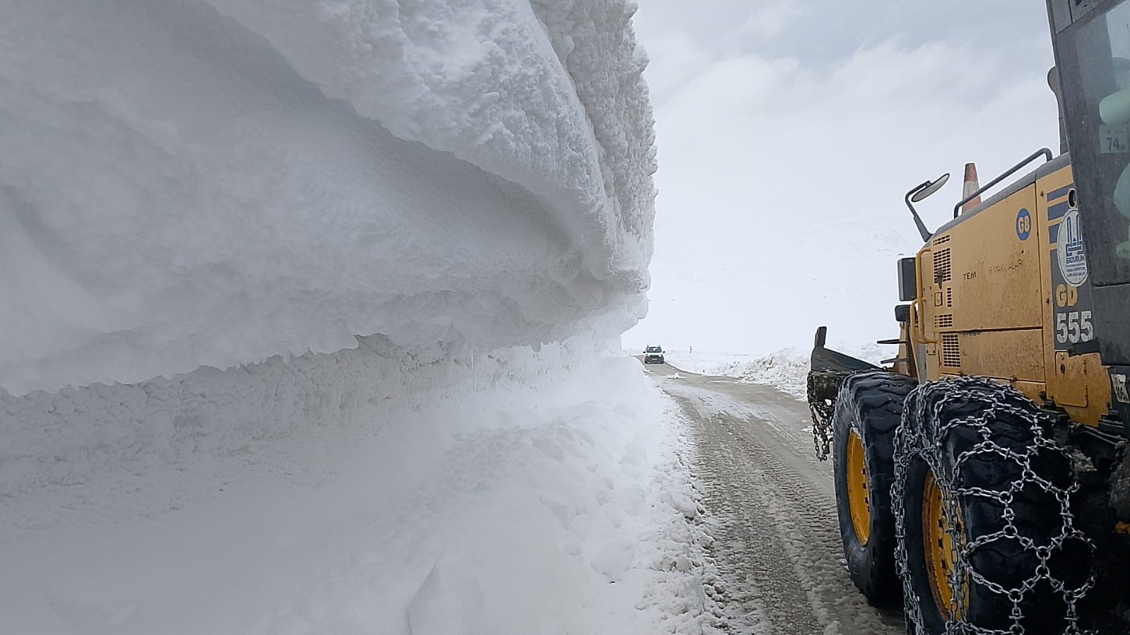 Erzurum kırsalında karla mücadeleye devam
