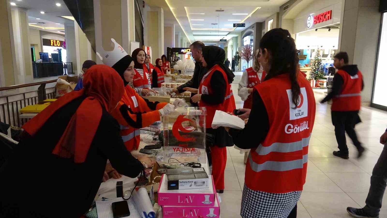 Erzurum Kızılay kadın kollarından Gazze, Filistin ve Sudan için hayır çarşısı

