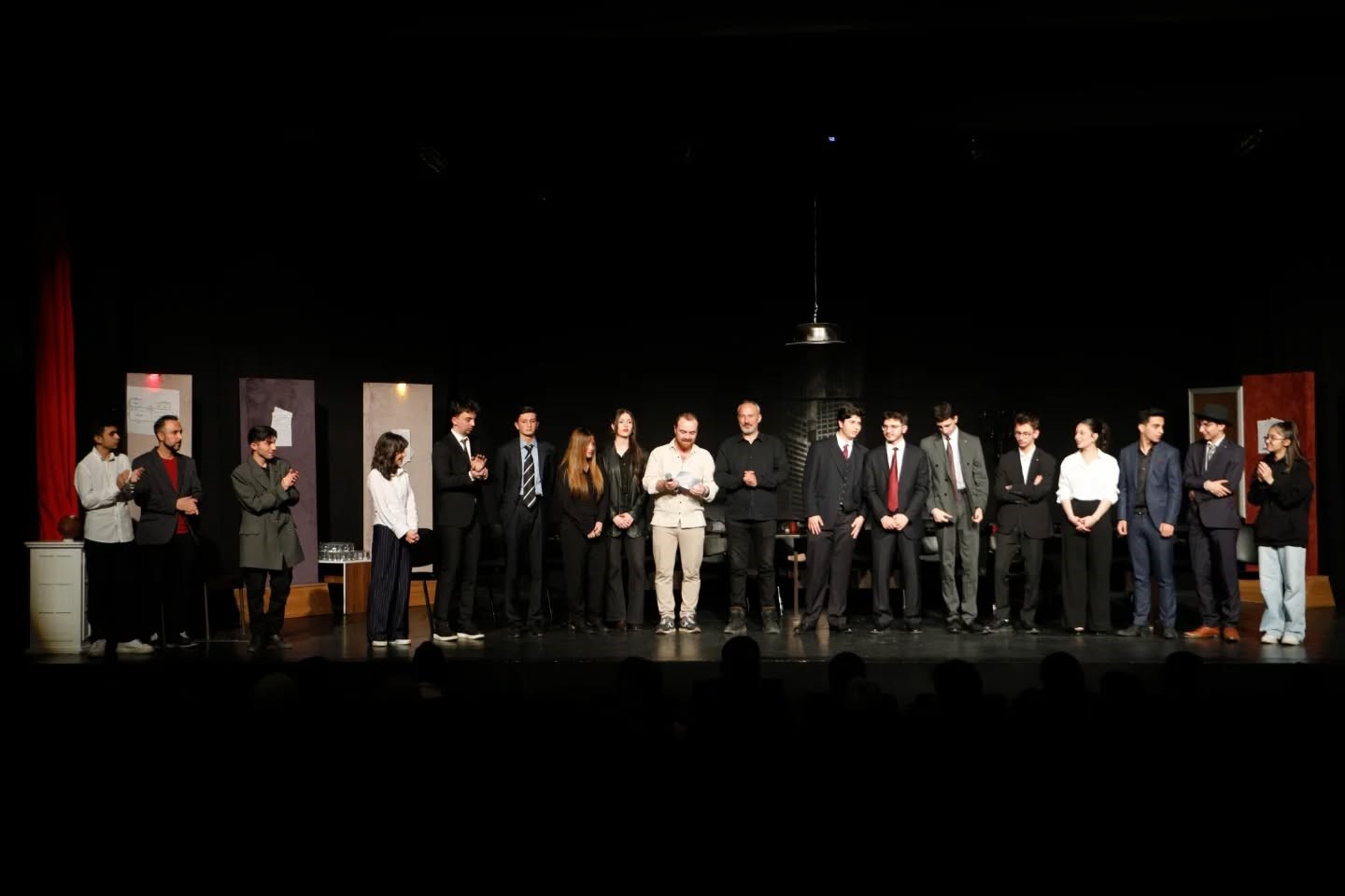 Erzurum Lisesi öğrencilerinden anlamlı sahne: "12 Öfkeli" büyük beğeni topladı
Erzurum Lisesi öğrencilerinden anlamlı sahne: "12 Öfkeli" büyük beğeni topladı