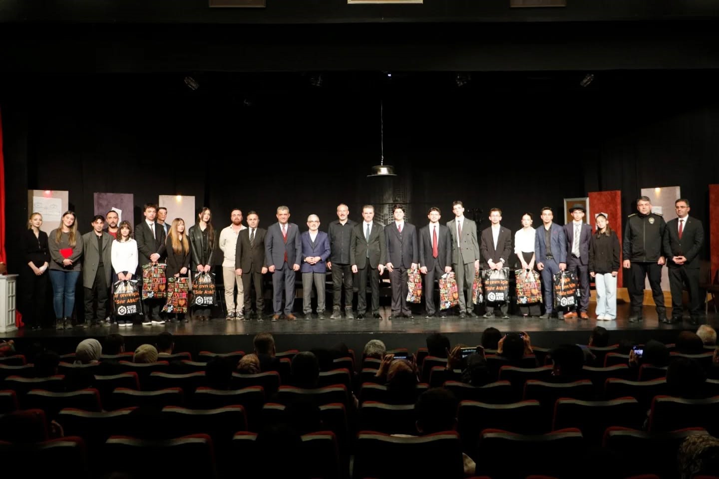 Erzurum Lisesi öğrencilerinden anlamlı sahne: "12 Öfkeli" büyük beğeni topladı
Erzurum Lisesi öğrencilerinden anlamlı sahne: "12 Öfkeli" büyük beğeni topladı