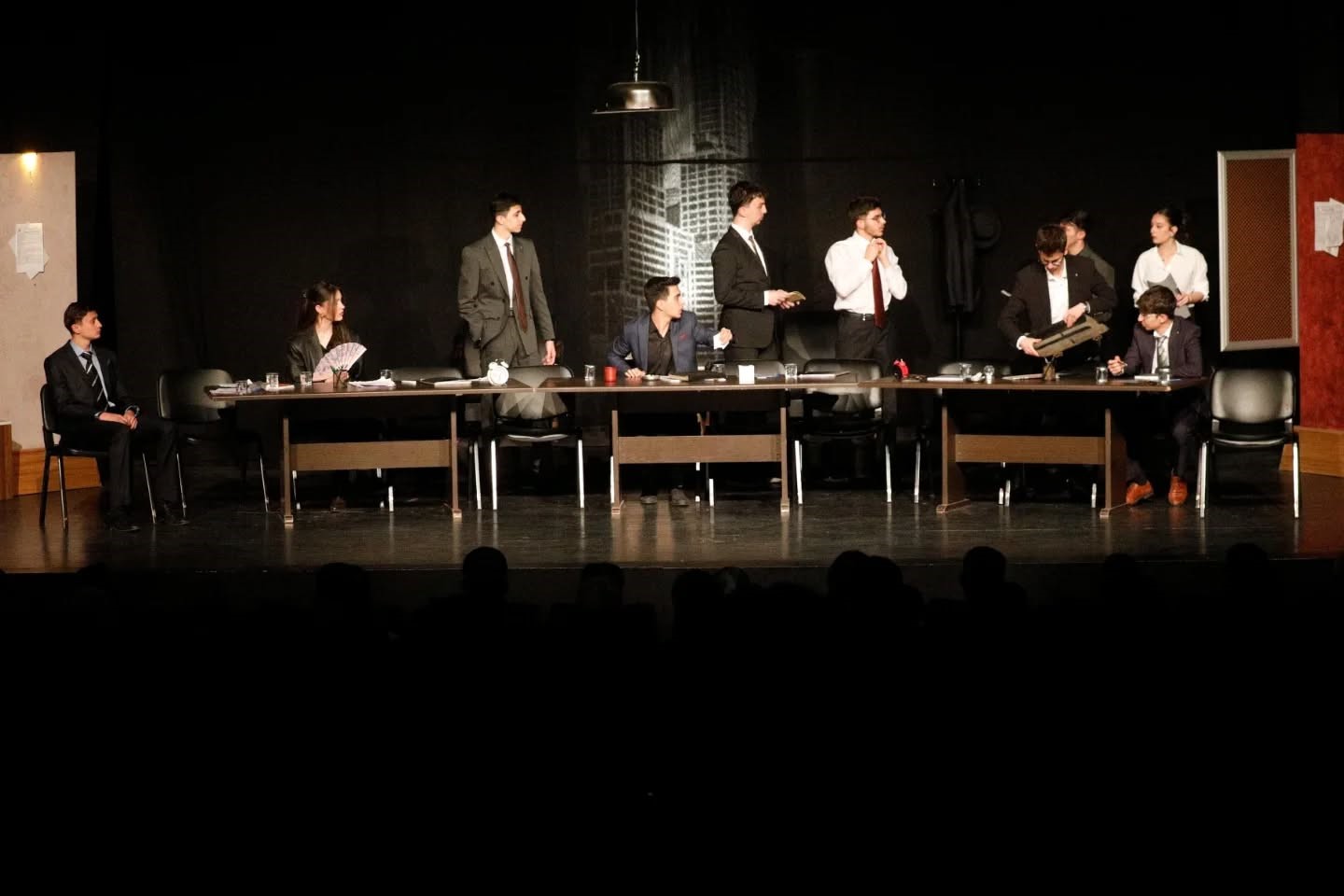 Erzurum Lisesi öğrencilerinden anlamlı sahne: "12 Öfkeli" büyük beğeni topladı
Erzurum Lisesi öğrencilerinden anlamlı sahne: "12 Öfkeli" büyük beğeni topladı