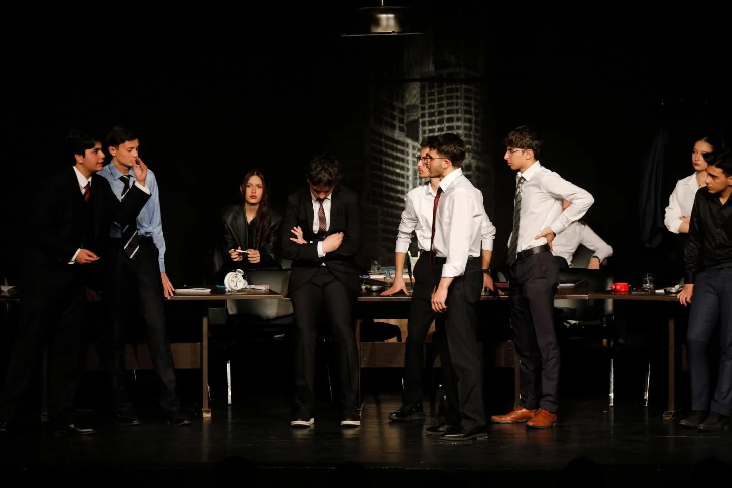 Erzurum Lisesi öğrencilerinden anlamlı sahne: "12 Öfkeli" büyük beğeni topladı
Erzurum Lisesi öğrencilerinden anlamlı sahne: "12 Öfkeli" büyük beğeni topladı