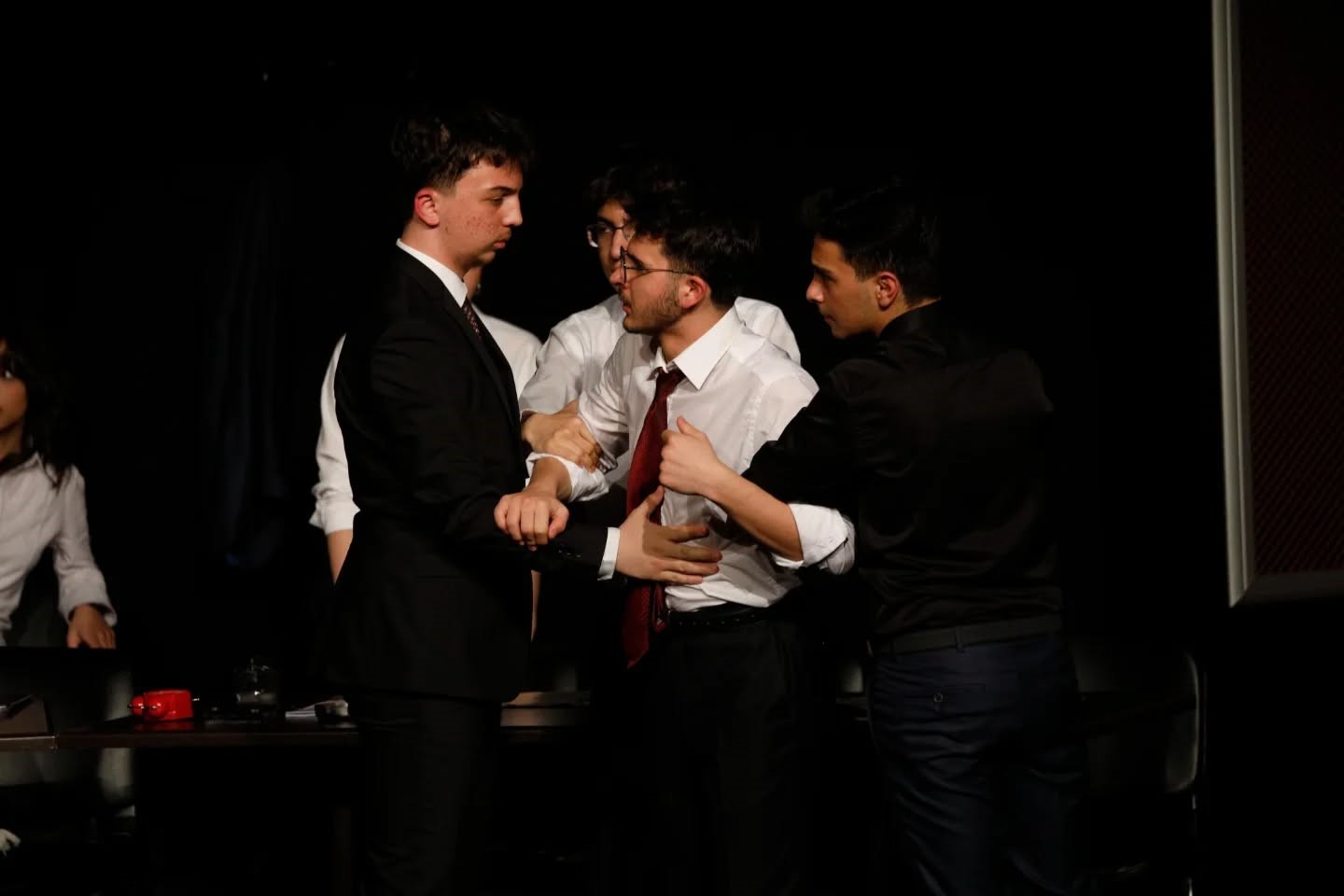 Erzurum Lisesi öğrencilerinden anlamlı sahne: "12 Öfkeli" büyük beğeni topladı
Erzurum Lisesi öğrencilerinden anlamlı sahne: "12 Öfkeli" büyük beğeni topladı