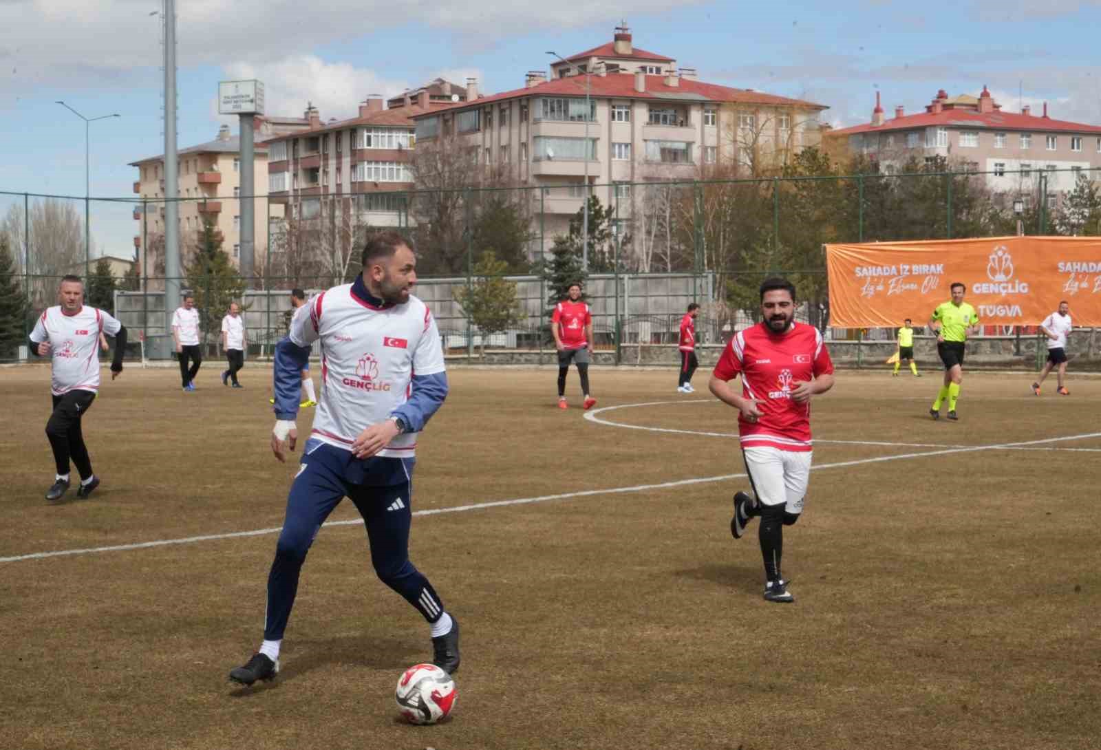 Erzurum protokolü ve Erzurumsporlu yıldızlar gençler için sahaya indi
