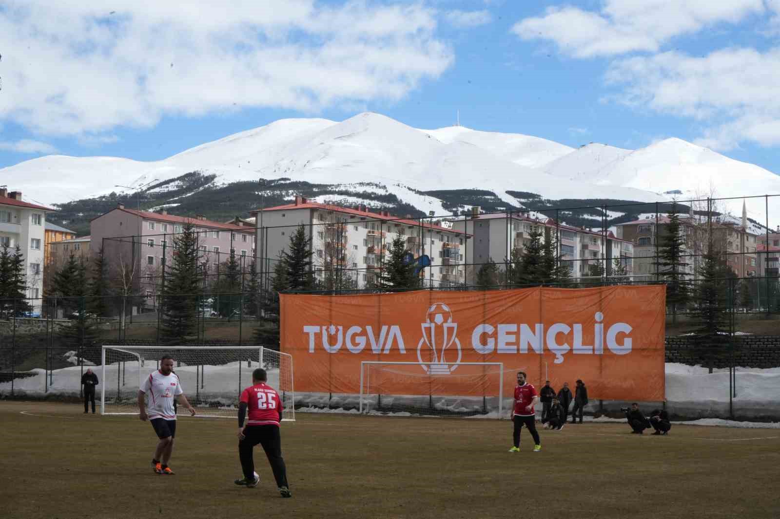 Erzurum protokolü ve Erzurumsporlu yıldızlar gençler için sahaya indi
