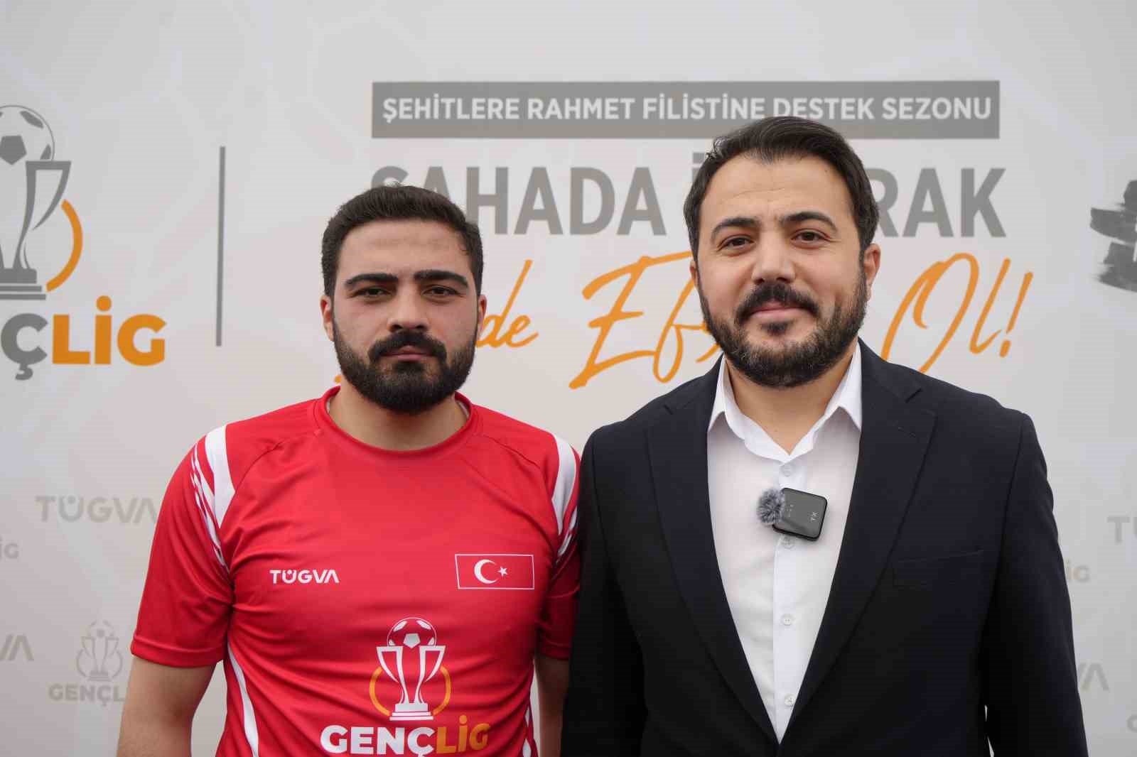 Erzurum protokolü ve Erzurumsporlu yıldızlar gençler için sahaya indi
