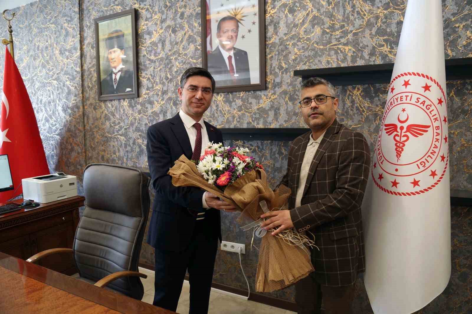 Erzurum Şehir Hastanesi’nde yeni dönem, başhekim değişti
Erzurum Şehir Hastanesi’nde yeni dönem, başhekim değişti