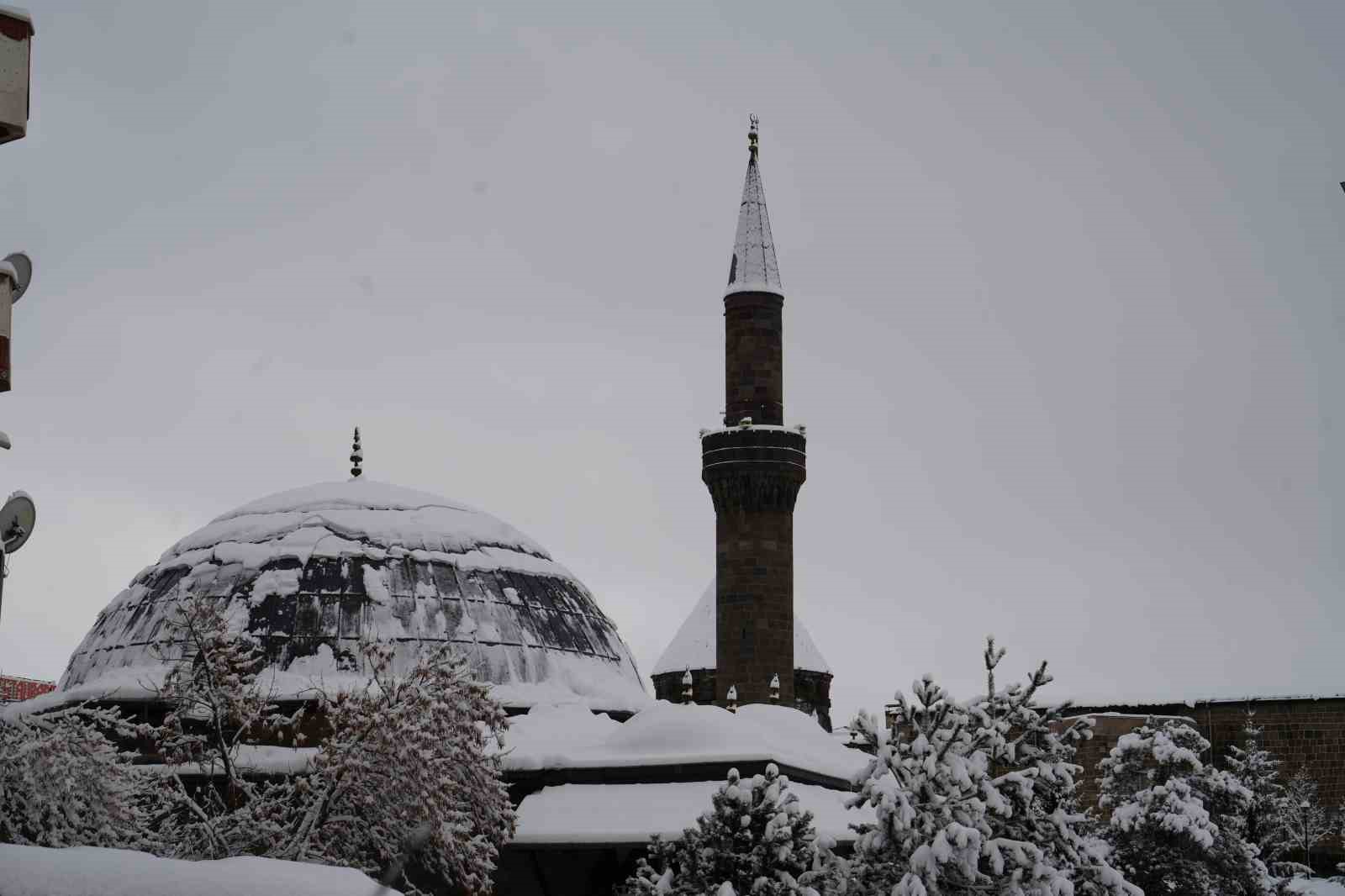 Erzurum yine beyaza büründü: 775 köy yolu ulaşıma kapandı
