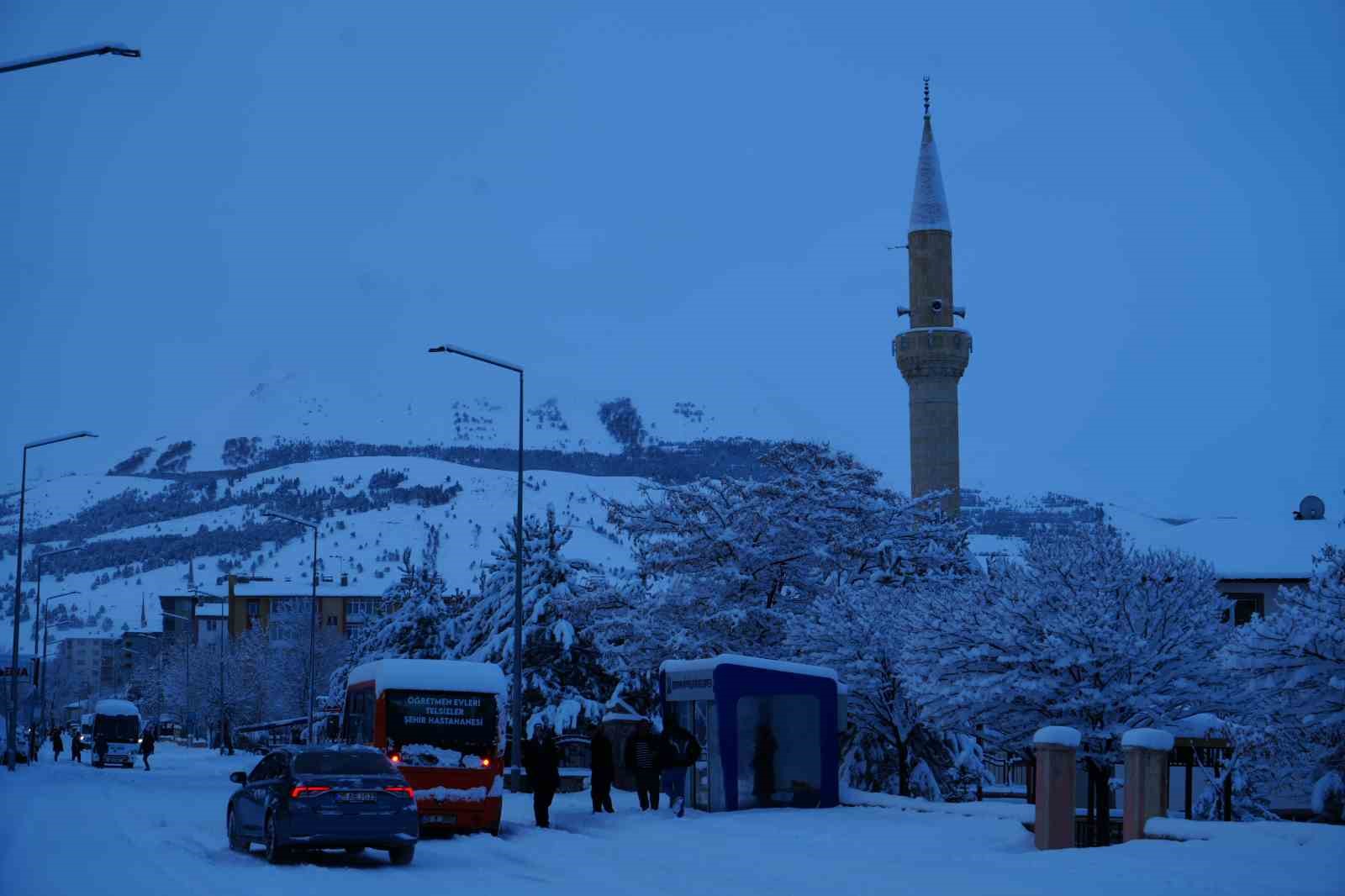 Erzurum yine beyaza büründü: 775 köy yolu ulaşıma kapandı

