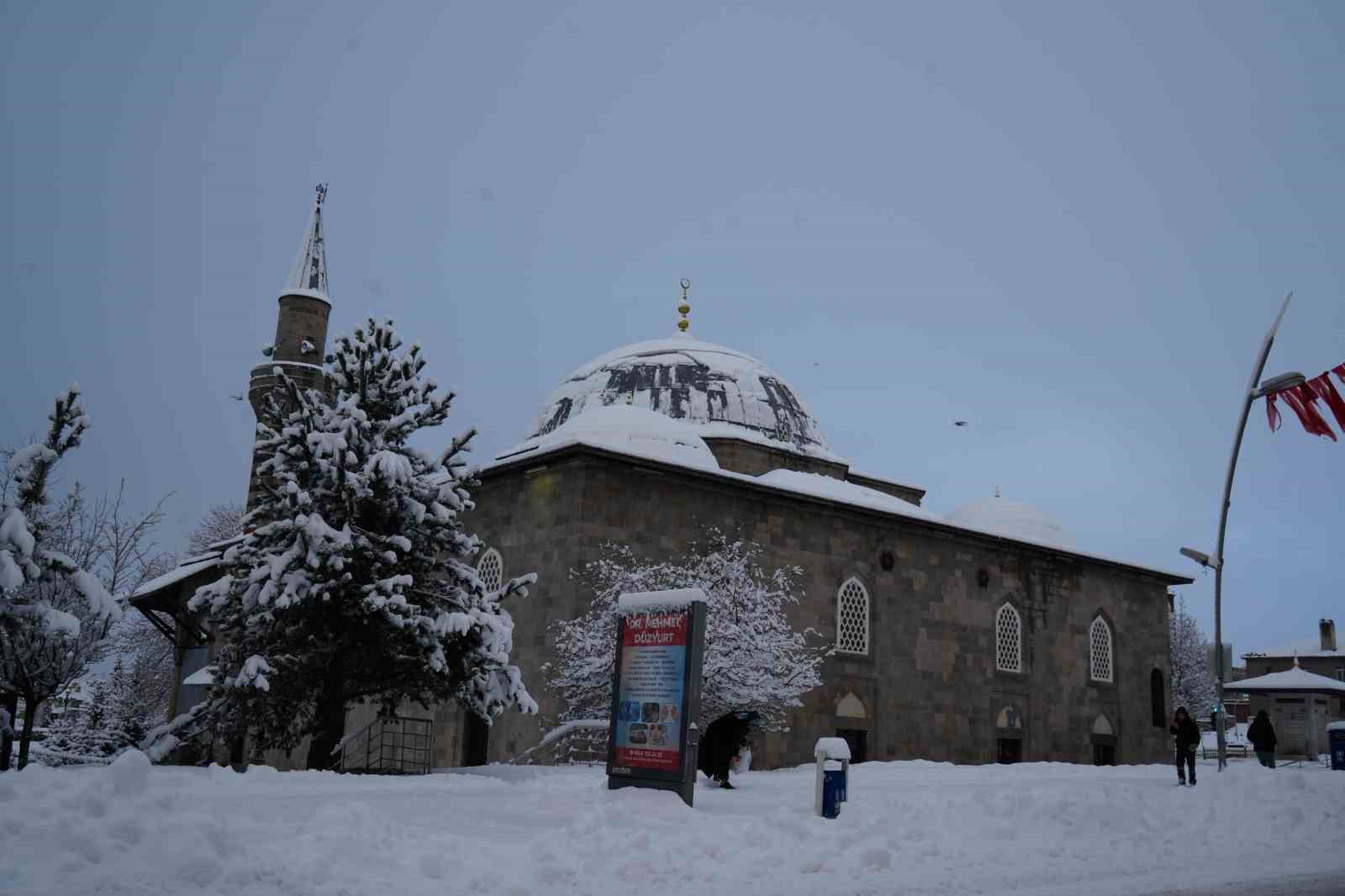 Erzurum yine beyaza büründü: 775 köy yolu ulaşıma kapandı
