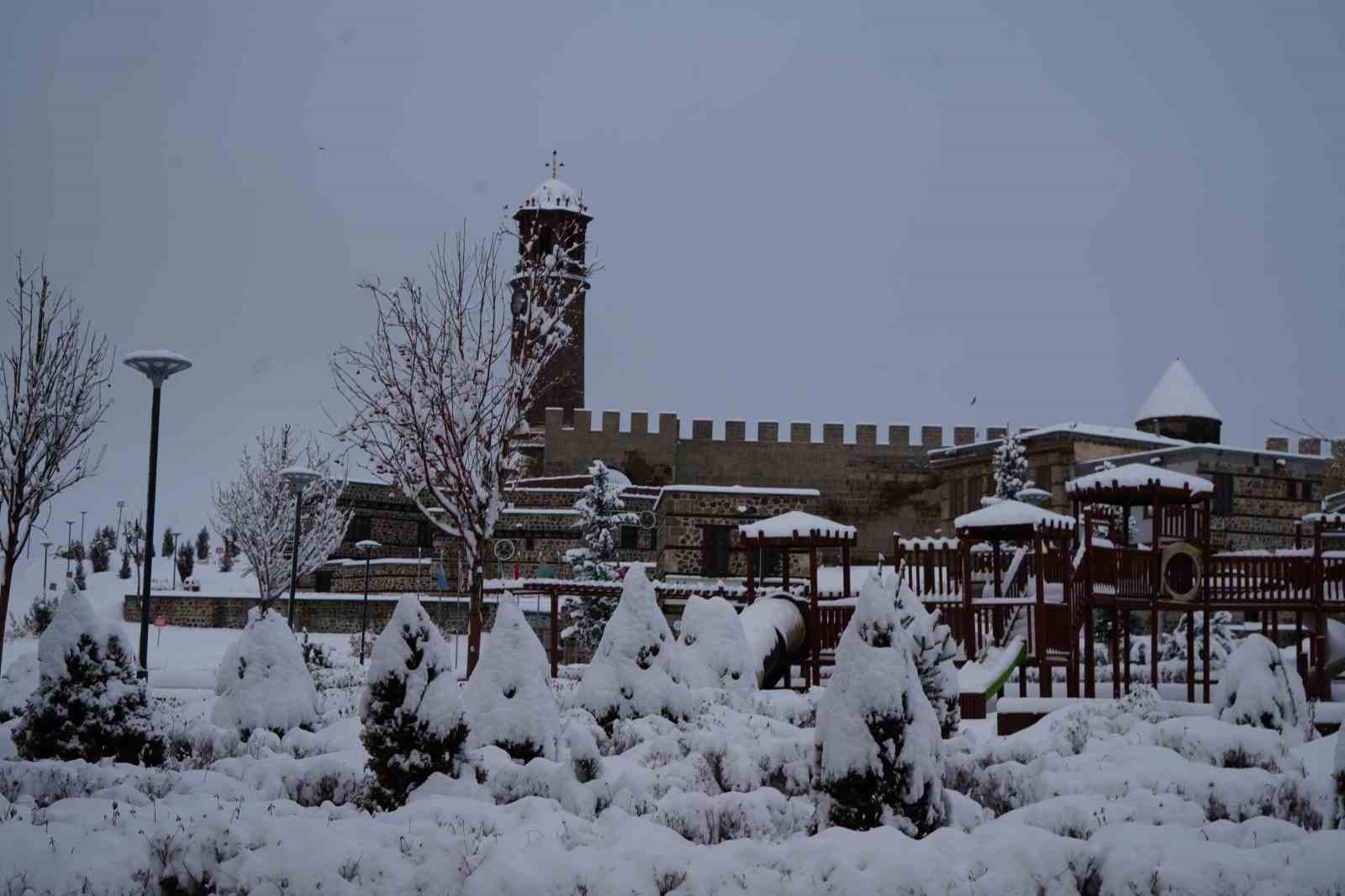 Erzurum yine beyaza büründü: 775 köy yolu ulaşıma kapandı
