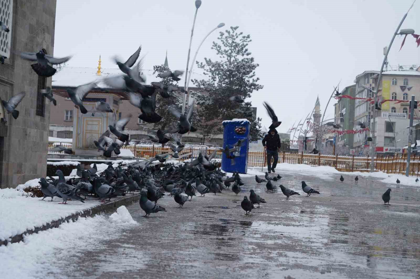 Erzurum’a kar geri geliyor
