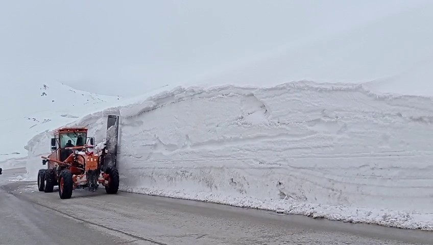 Erzurum’da 2 bin 885 rakımlı zorlu sınav: Palandöken Geçidi’nde kar ve tipi mesaisi
