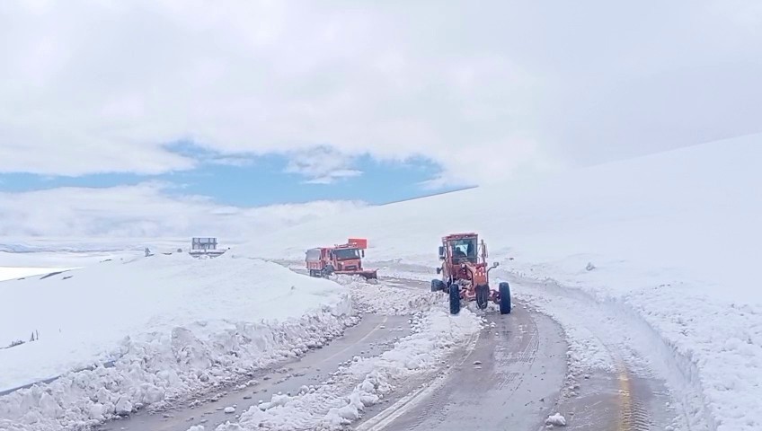 Erzurum’da 2 bin 885 rakımlı zorlu sınav: Palandöken Geçidi’nde kar ve tipi mesaisi
