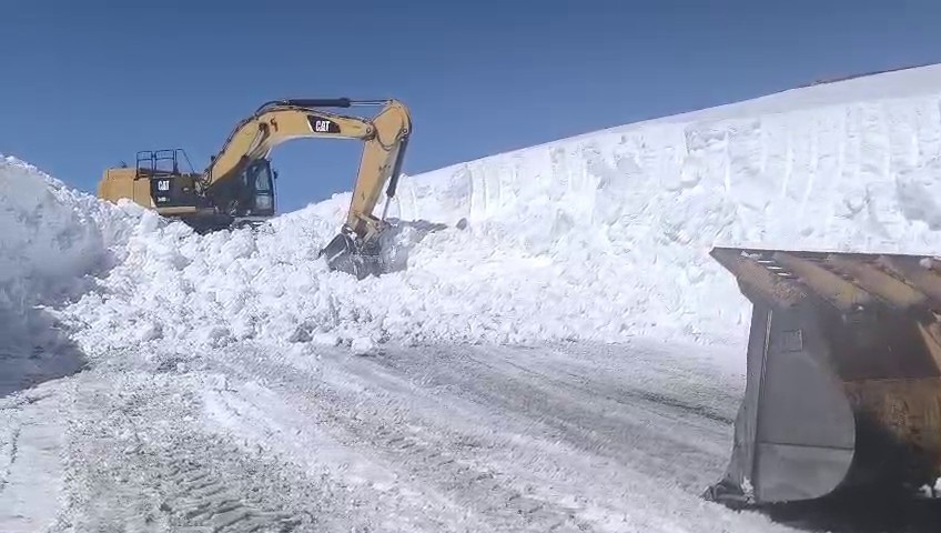 Erzurum’da 2 bin 900 rakımda karla mücadele
