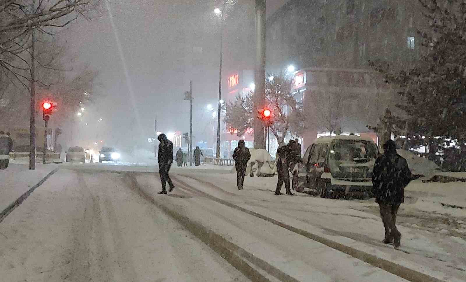 Erzurum’da 3 ilçede okullar 1 gün tatil edildi
