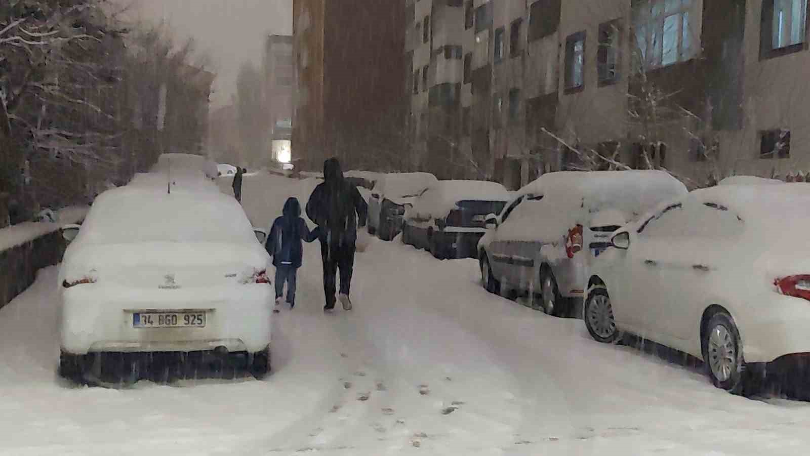 Erzurum’da 3 ilçede okullar 1 gün tatil edildi
