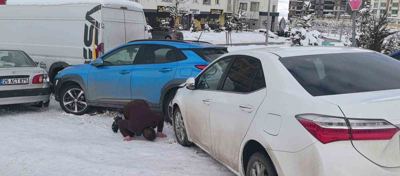 Erzurum’da 5 araçlı zincirleme kaza: Aracının başındaki sürücü de dengesini kaybederek yere düştü
