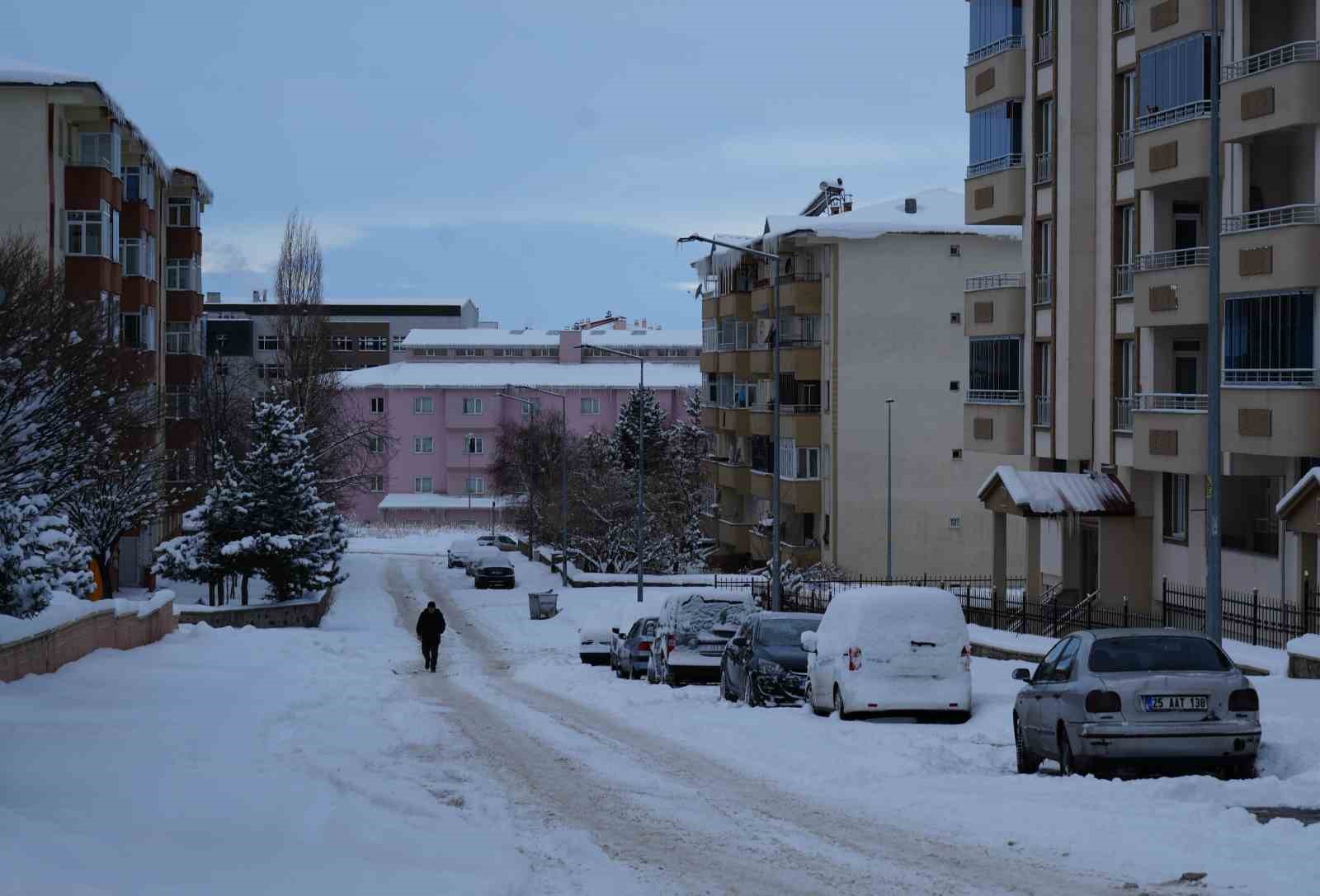Erzurum’da 690 mahallenin yolu ulaşıma kapalı
