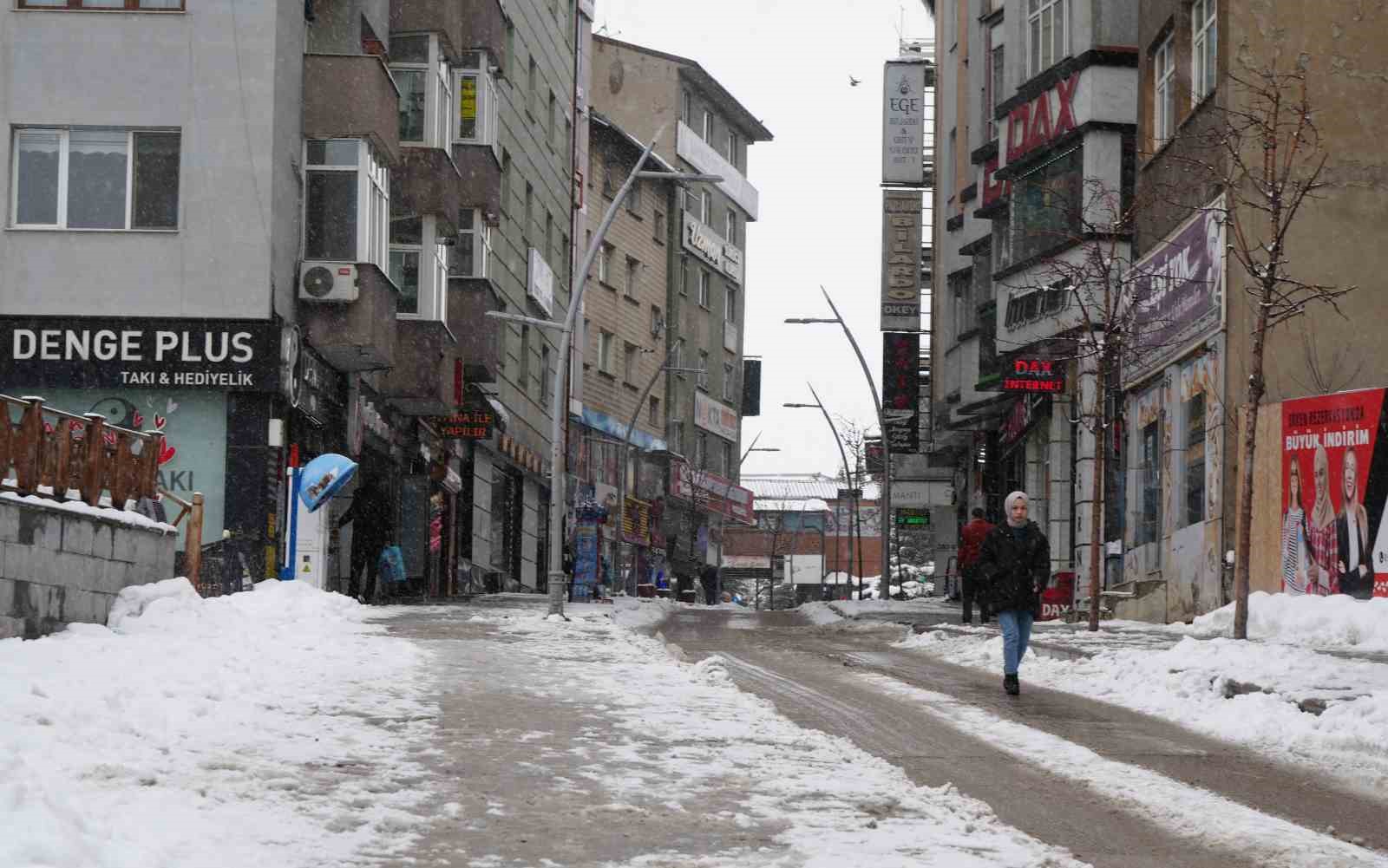 Erzurum’da 84 köy yolu kardan ulaşıma kapandı

