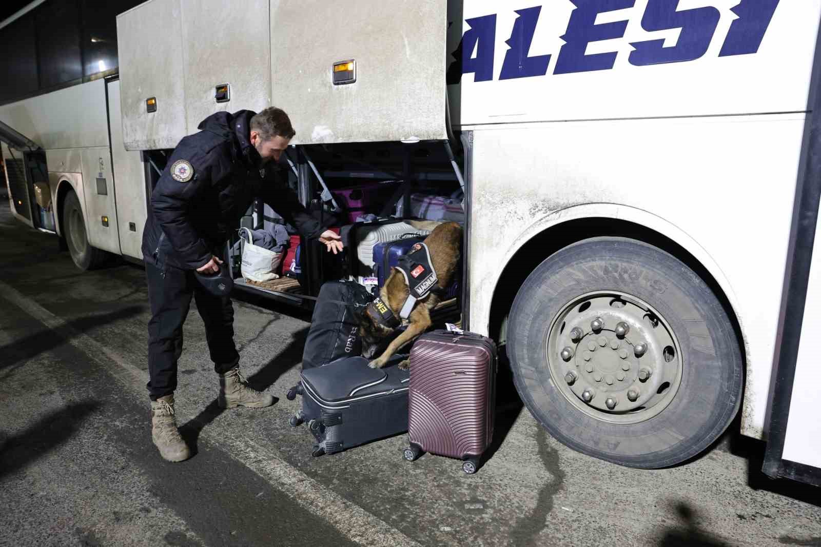 Erzurum’da bir ayda 48 milyon TL değerinde uyuşturucu ele geçirildi
Erzurum’da bir ayda 48 milyon TL değerinde uyuşturucu ele geçirildi