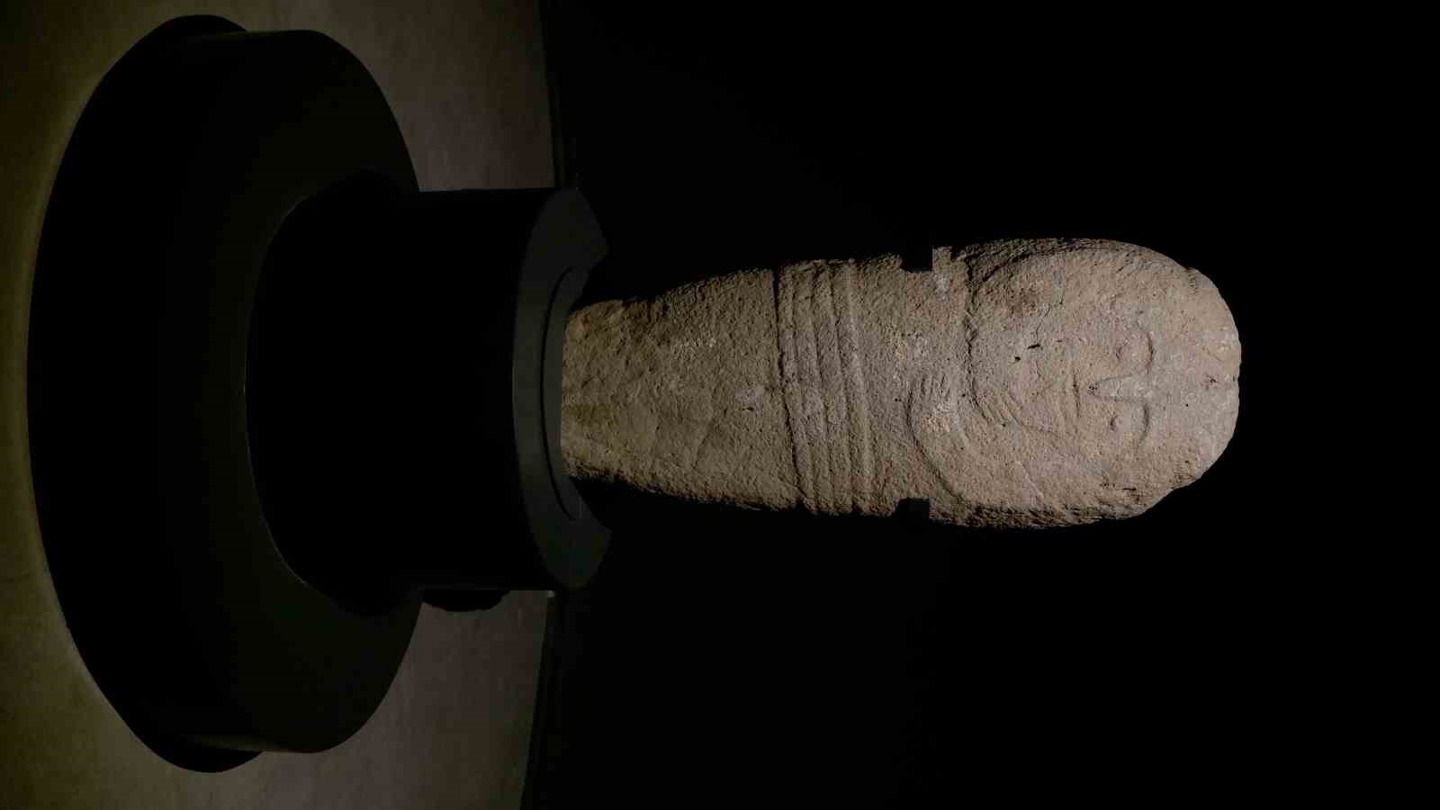 Erzurum’da bulunan 2 bin 500 yıllık ‘taş baba’ heykeli ziyaretçilerin ilgi odağı oldu
Erzurum’da bulunan 2 bin 500 yıllık ‘taş baba’ heykeli ziyaretçilerin ilgi odağı oldu