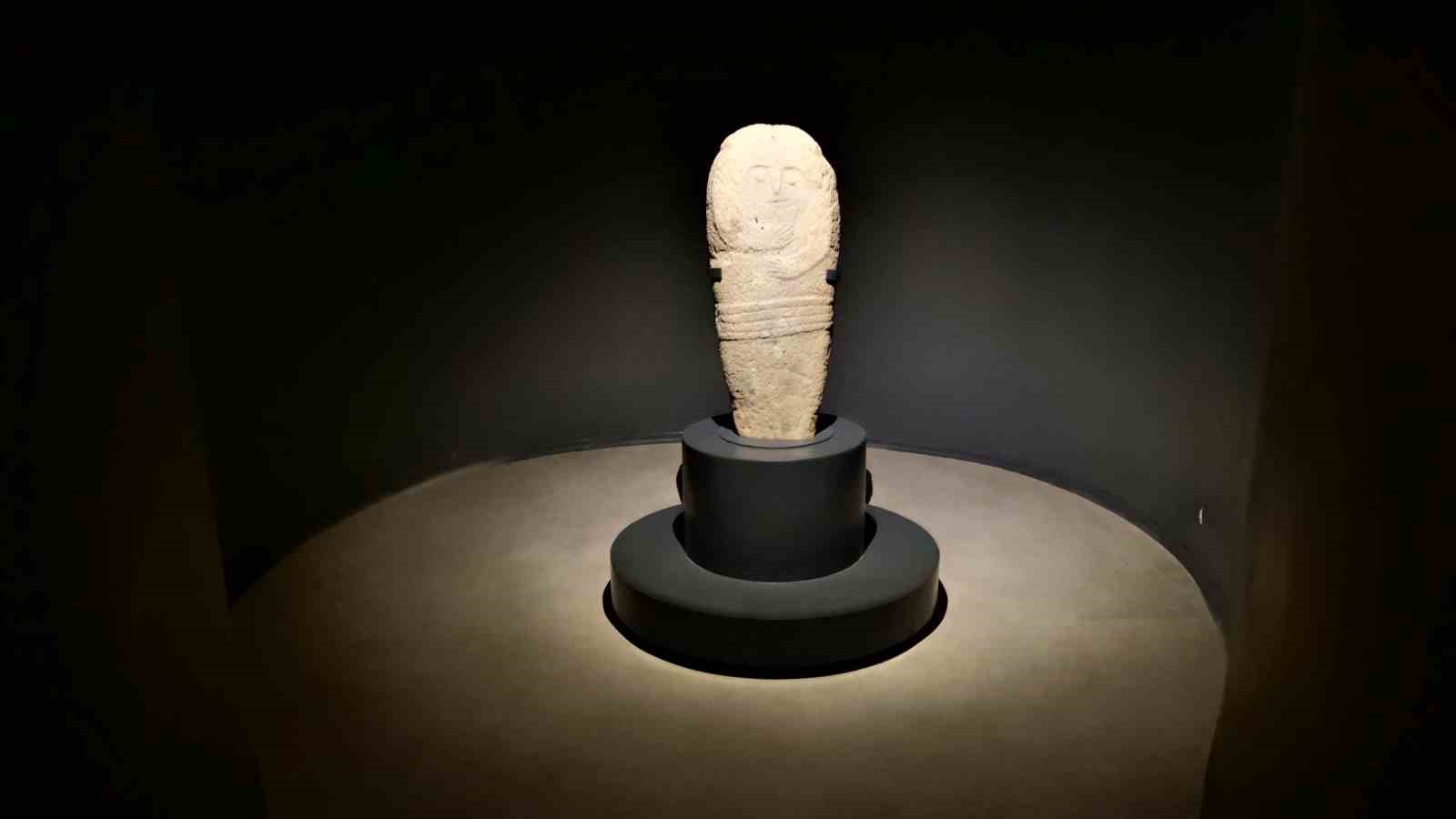 Erzurum’da bulunan 2 bin 500 yıllık ‘taş baba’ heykeli ziyaretçilerin ilgi odağı oldu
Erzurum’da bulunan 2 bin 500 yıllık ‘taş baba’ heykeli ziyaretçilerin ilgi odağı oldu