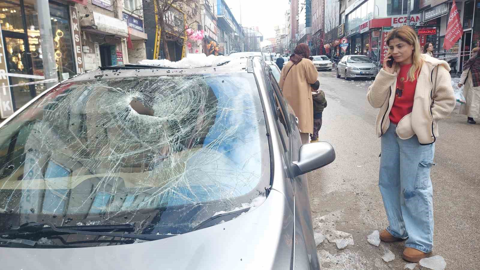Erzurum’da çatıdan düşen kar ve buz kütleleri tehlike saçıyor
