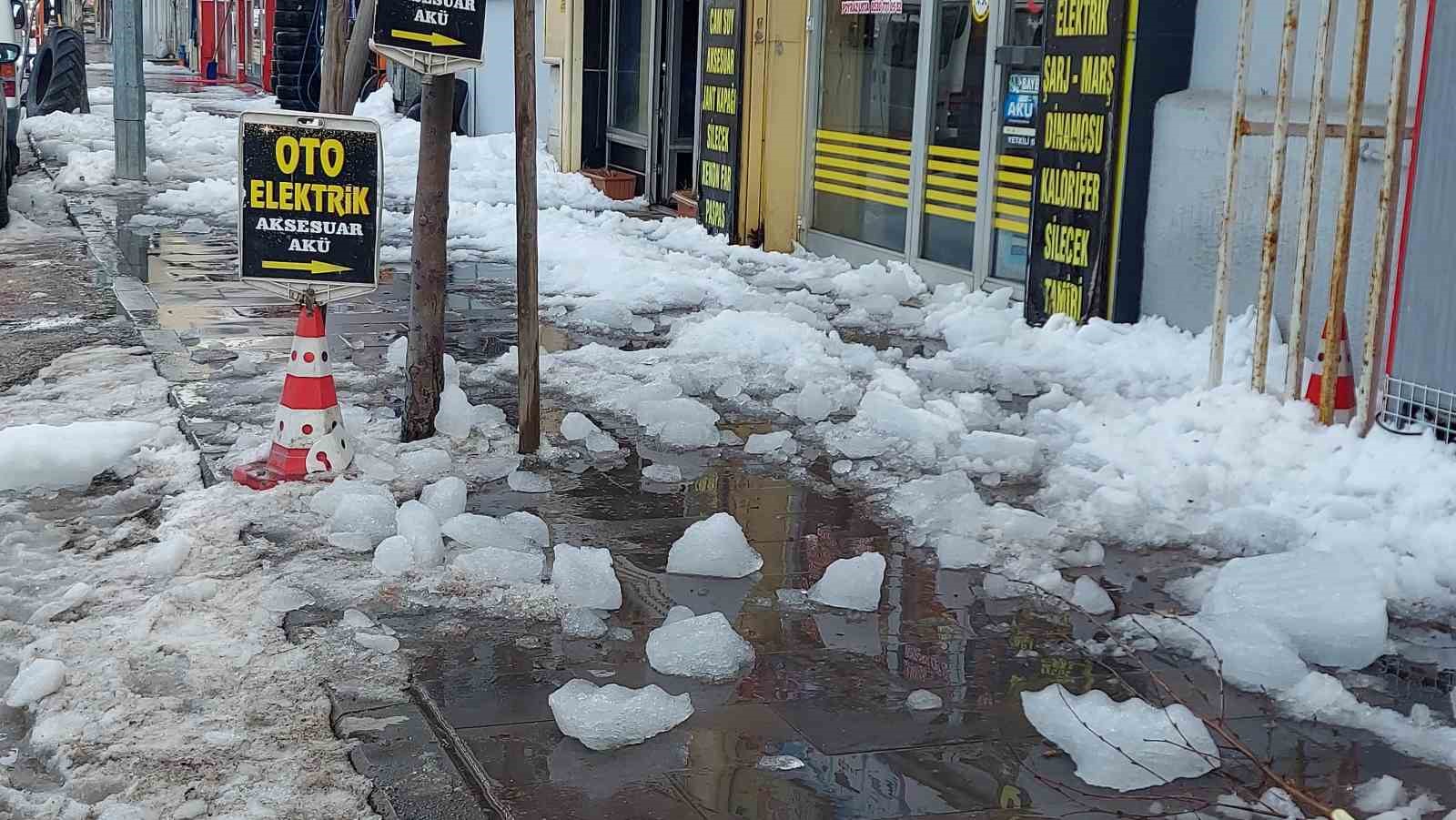 Erzurum’da çatıdan düşen kar ve buz kütleleri tehlike saçıyor

