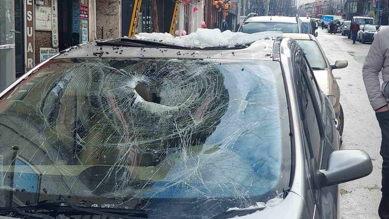 Erzurum’da çatıdan düşen kar ve buz kütleleri tehlike saçıyor
