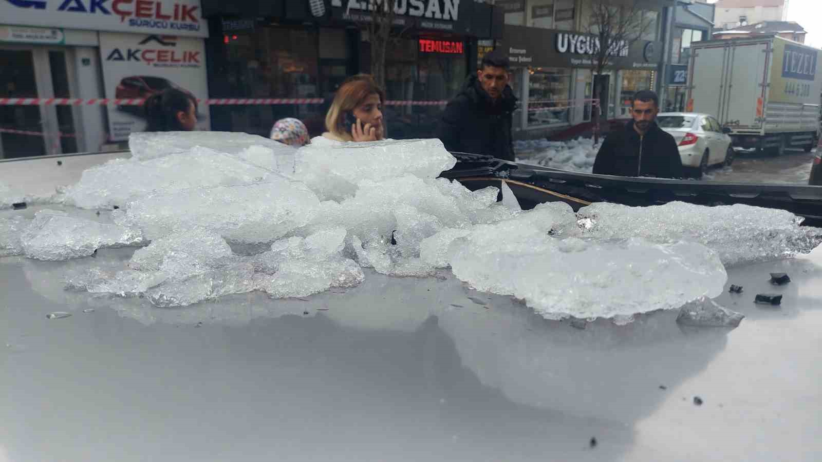 Erzurum’da çatıdan düşen kar ve buz kütleleri tehlike saçıyor
