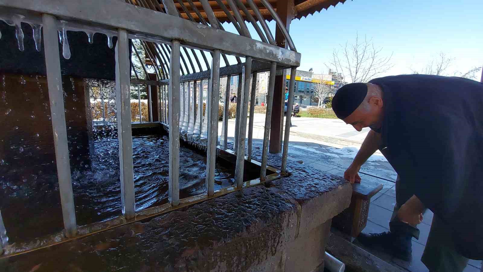 Erzurum’da "dört mevsim" bir arada: Bir yanda kar esareti, bir yanda Palandöken’de kayak, bir yanda parklarda bahar keyfi, bir yanda buz tutan şadırvanlar
