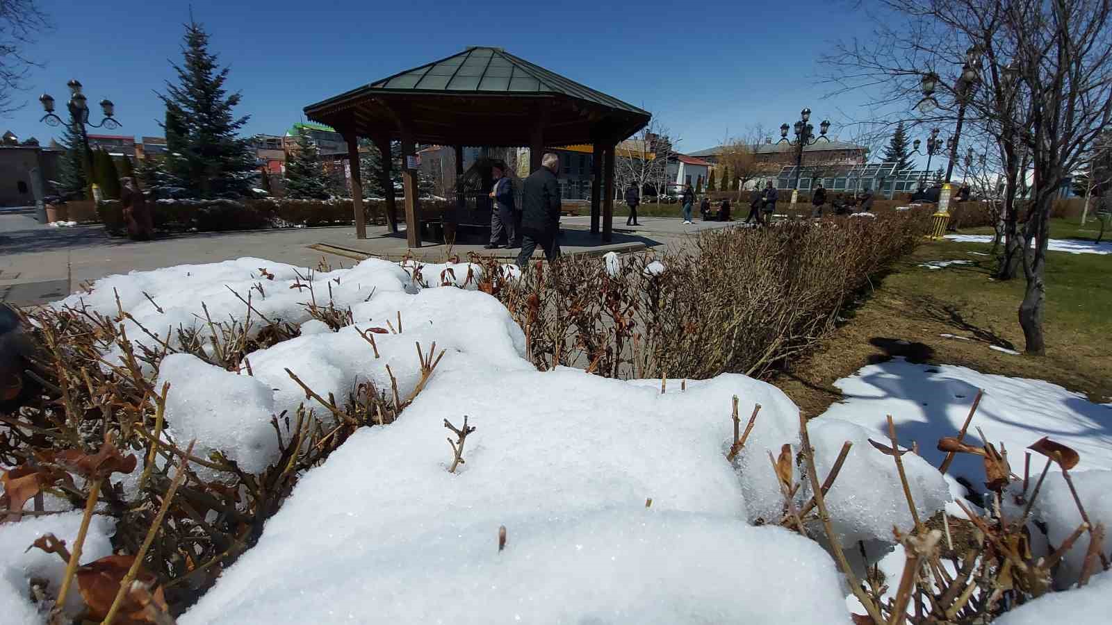 Erzurum’da "dört mevsim" bir arada: Bir yanda kar esareti, bir yanda Palandöken’de kayak, bir yanda parklarda bahar keyfi, bir yanda buz tutan şadırvanlar
