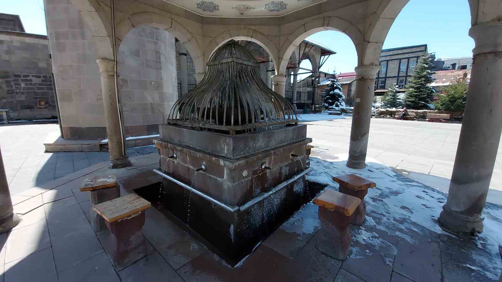 Erzurum’da "dört mevsim" bir arada: Bir yanda kar esareti, bir yanda Palandöken’de kayak, bir yanda parklarda bahar keyfi, bir yanda buz tutan şadırvanlar
