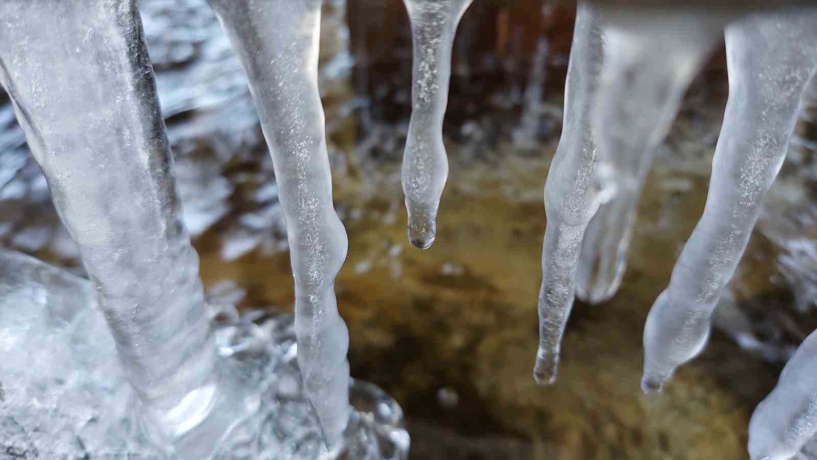 Erzurum’da "dört mevsim" bir arada: Bir yanda kar esareti, bir yanda Palandöken’de kayak, bir yanda parklarda bahar keyfi, bir yanda buz tutan şadırvanlar
