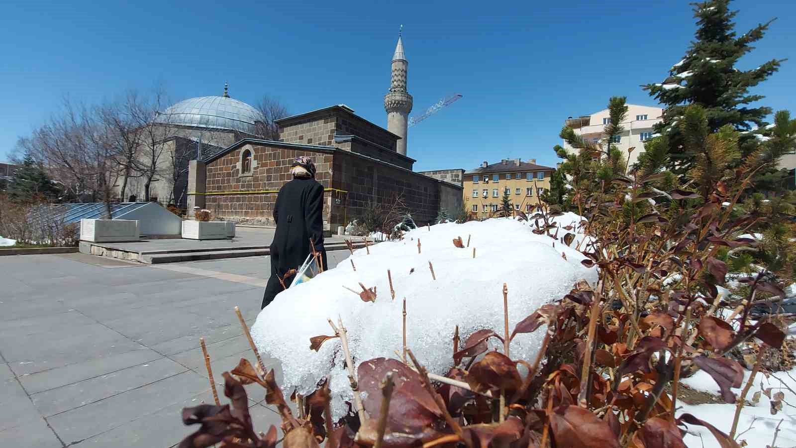 Erzurum’da "dört mevsim" bir arada: Bir yanda kar esareti, bir yanda Palandöken’de kayak, bir yanda parklarda bahar keyfi, bir yanda buz tutan şadırvanlar
