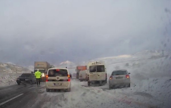 Erzurum’da etkili olan tipi çevre illerle olan ulaşımı aksatıyor
