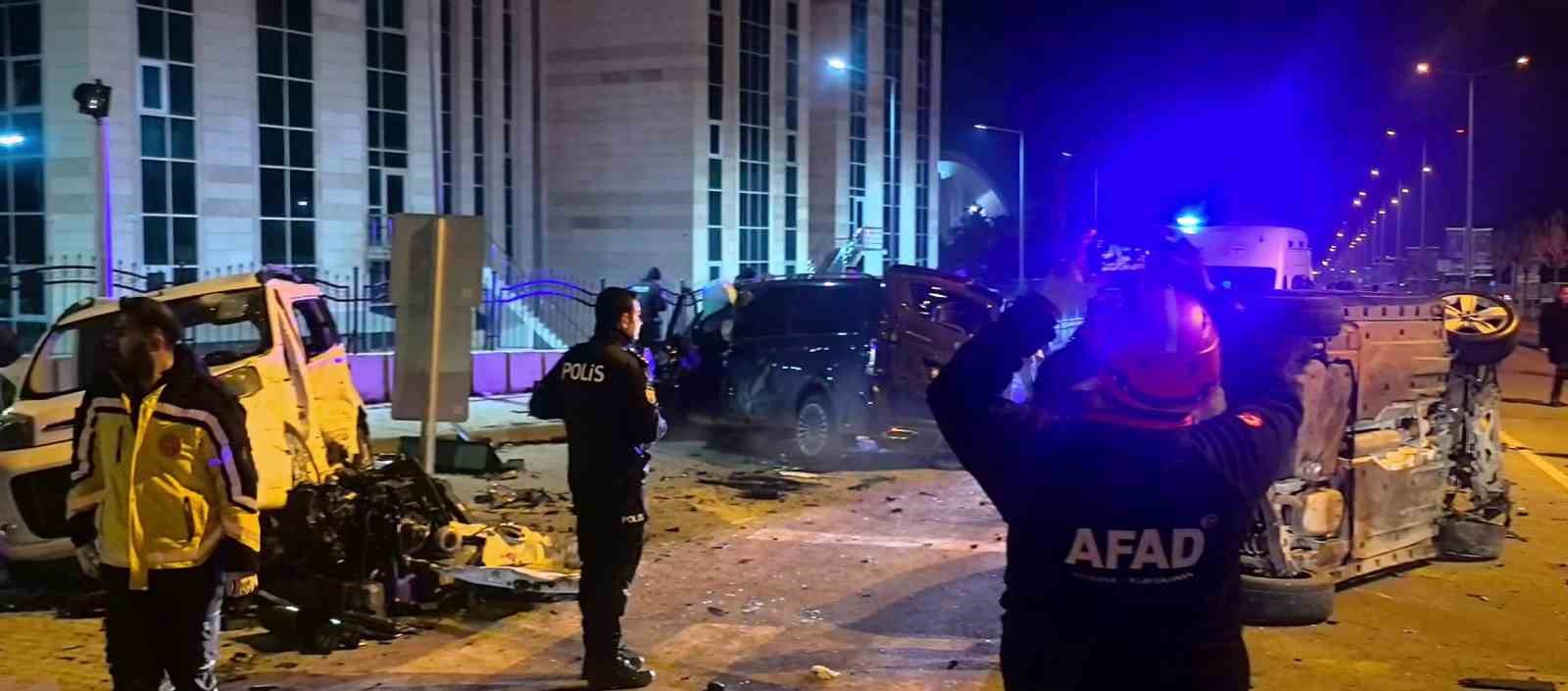 Erzurum’da feci kaza: Kavşak adeta savaş alanına döndü
