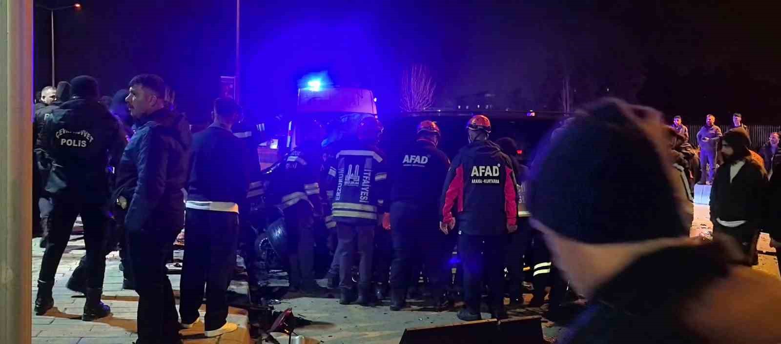 Erzurum’da feci kaza: Kavşak adeta savaş alanına döndü
