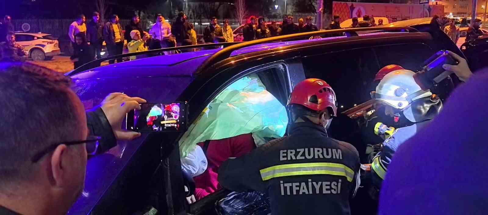 Erzurum’da feci kaza: Kavşak adeta savaş alanına döndü
