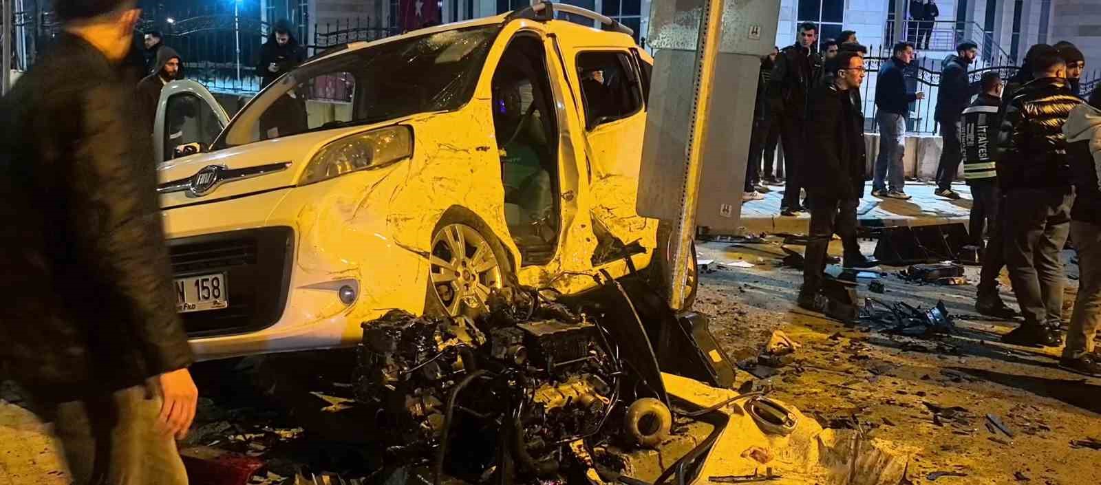 Erzurum’da feci kaza: Kavşak adeta savaş alanına döndü
