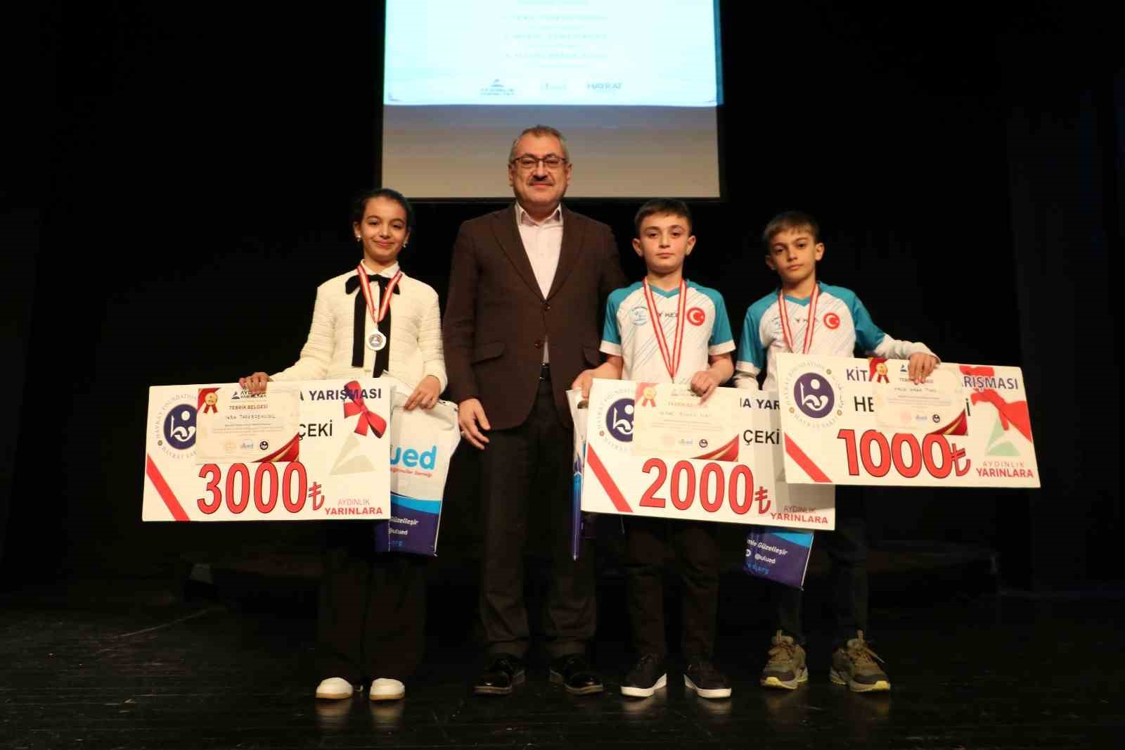 Erzurum’da gençler kitapla buluştu, ödüller sahiplerini buldu
