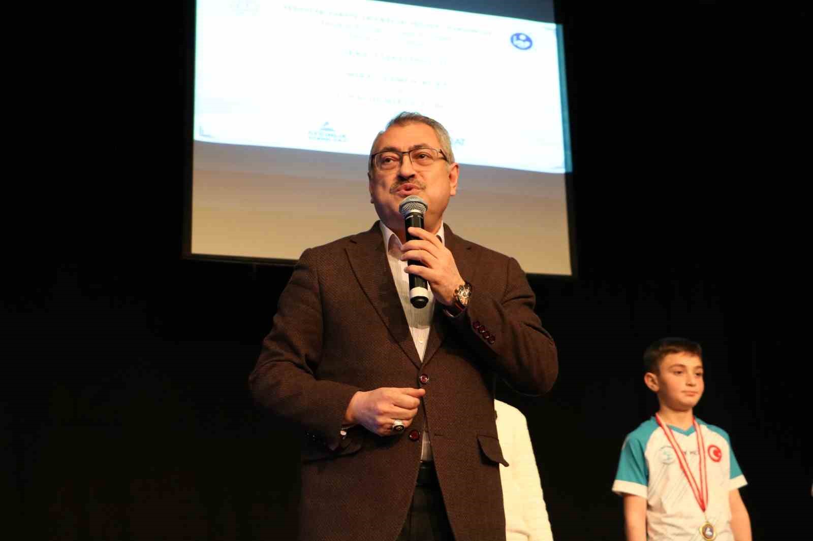 Erzurum’da gençler kitapla buluştu, ödüller sahiplerini buldu
