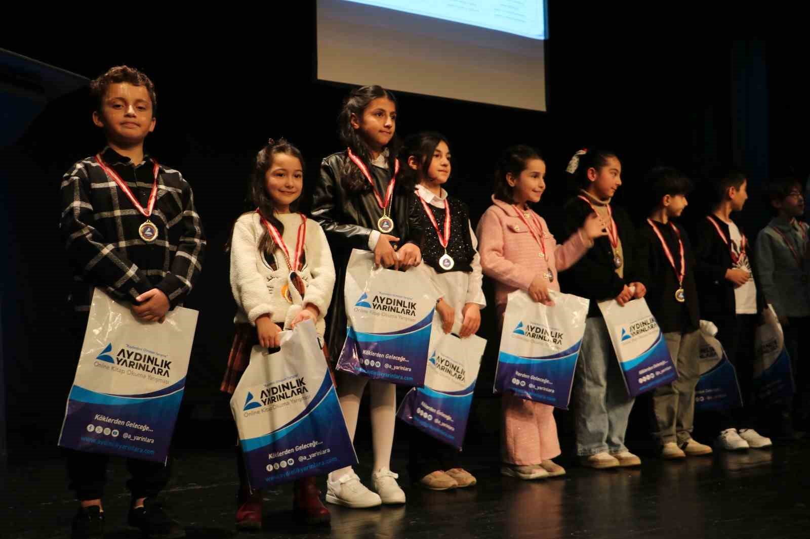 Erzurum’da gençler kitapla buluştu, ödüller sahiplerini buldu
