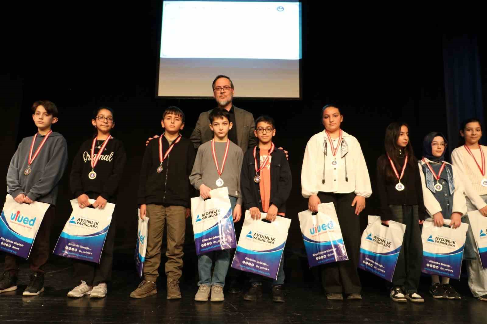 Erzurum’da gençler kitapla buluştu, ödüller sahiplerini buldu
