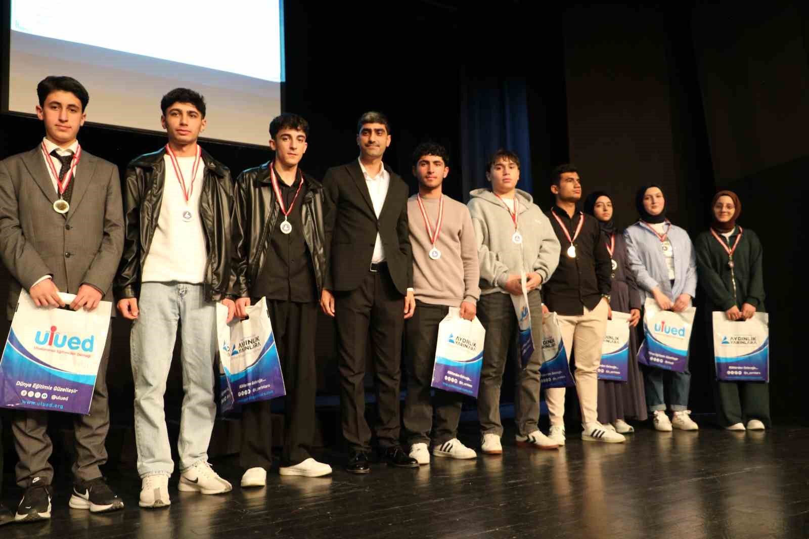 Erzurum’da gençler kitapla buluştu, ödüller sahiplerini buldu
