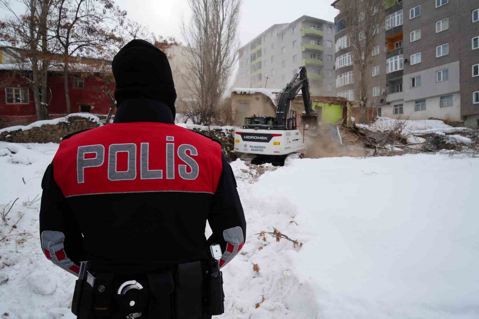 Erzurum’da güvenlik ve huzur için metruk binalar tek tek yıkılıyor
