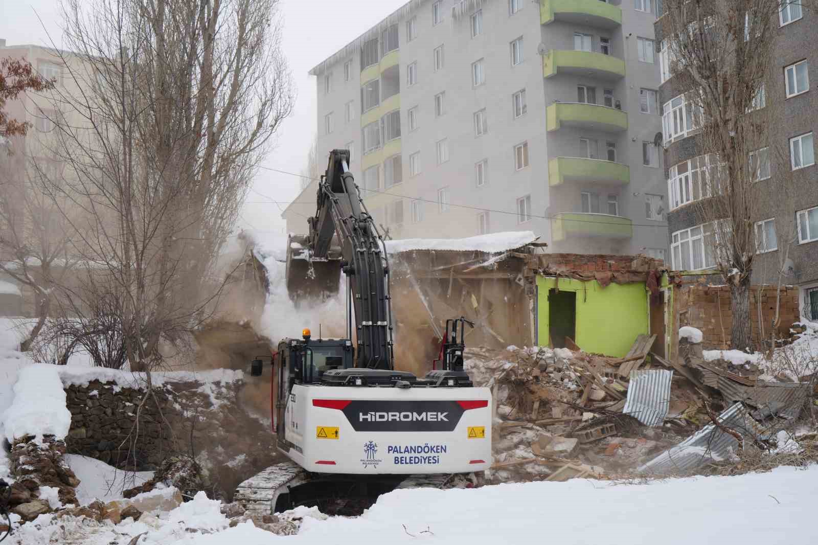 Erzurum’da güvenlik ve huzur için metruk binalar tek tek yıkılıyor
