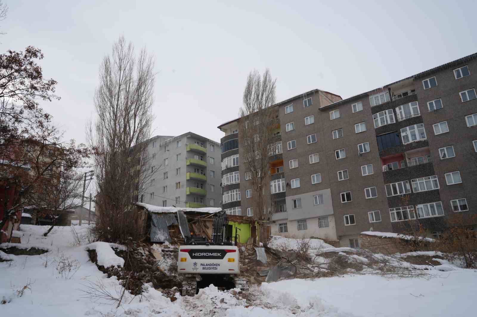 Erzurum’da güvenlik ve huzur için metruk binalar tek tek yıkılıyor
