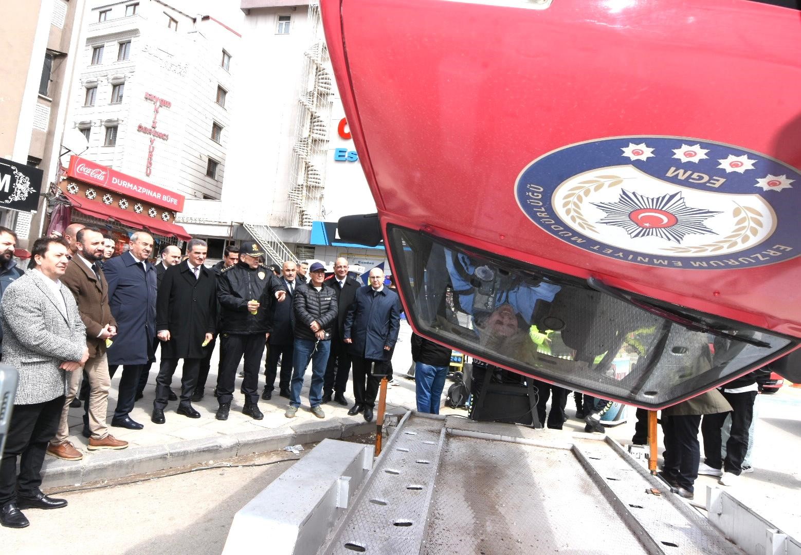 Erzurum’da hayati deneyim: Kaza anını birebir yaşadılar
